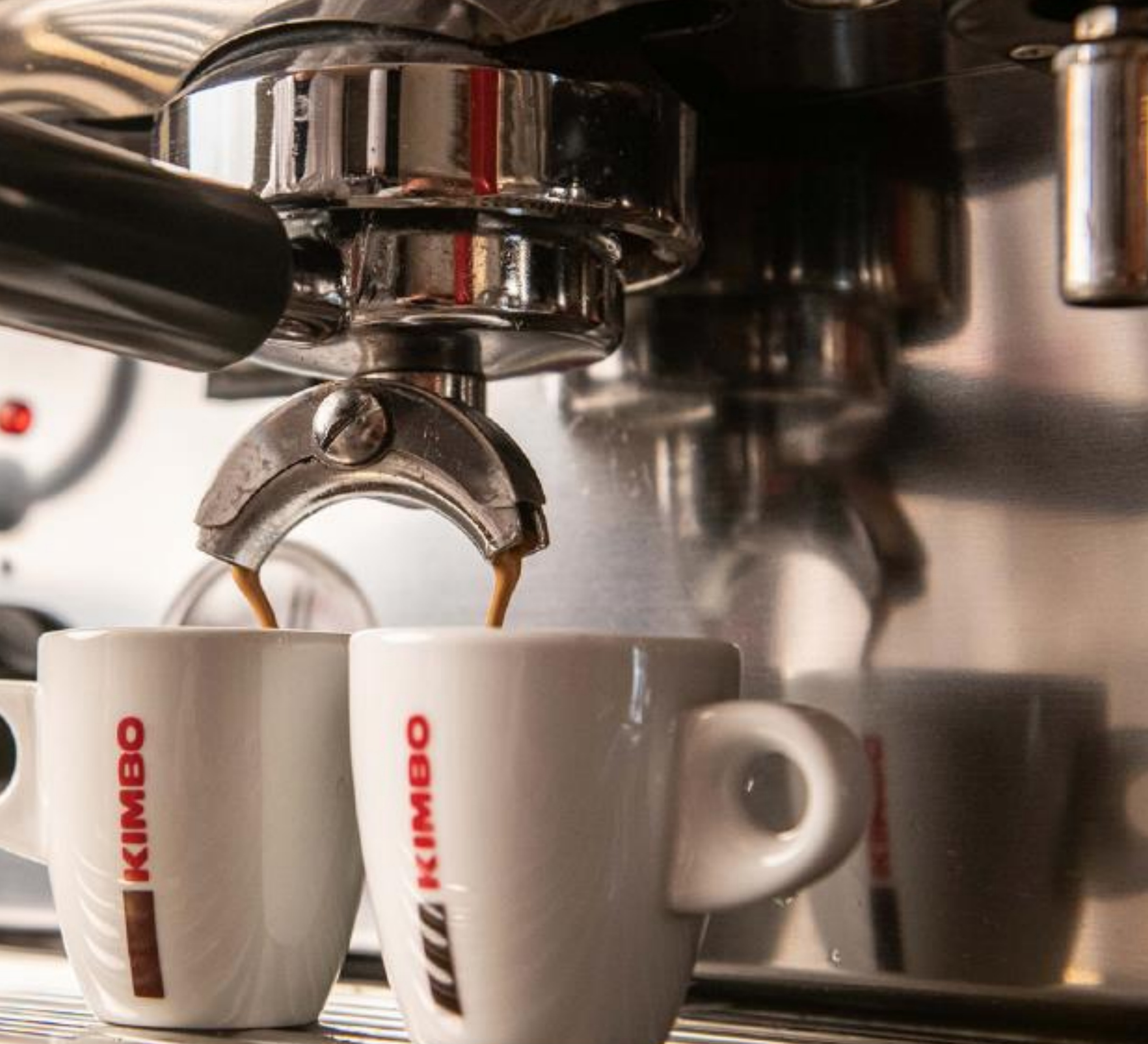 Espresso Kimbo estratto con una macchina professionale